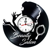 Ceas de perete din disc vinil, Tematică Beauty Salon, Design Elegant cu Siluetă Feminină și Accesorii Machiaj, Negru