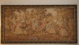 Tapiserie veche decorativă de inspirați denumită stil "Petit Trianon" sau scenă galantă franceză), montată &icirc;ntr-o ramă traforată din lemn