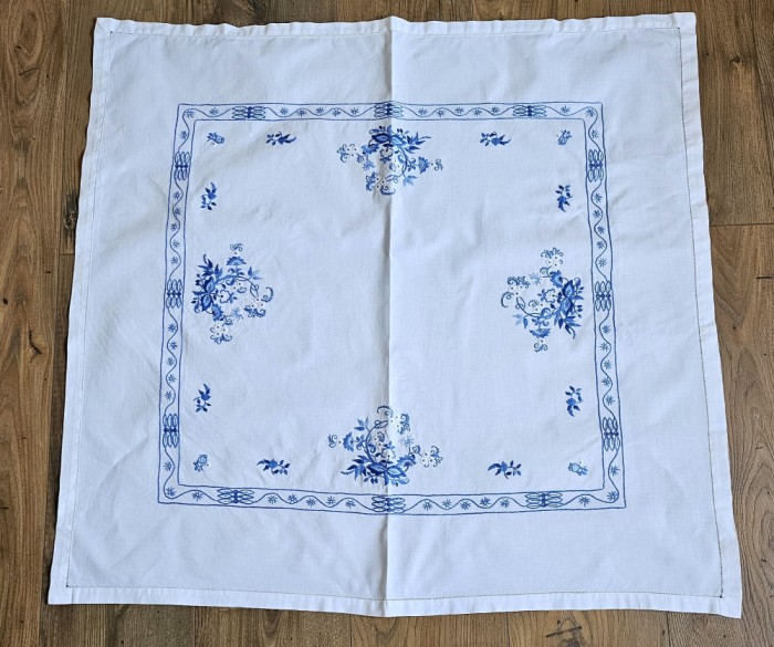 FATA DE MASA VINTAGE DIN BUMBAC CU MODEL CUSUT MANUAL