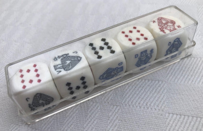 Cinci zaruri de poker sau jocuri de noroc, de dimensiunea 16 x 16 mm foto