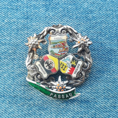 Insigna Passau Bayern Germania / floare de colt , pin flori