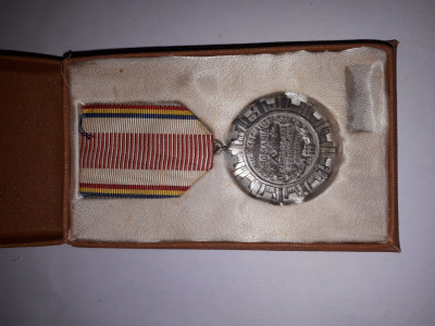 Medalie &amp;quot;XXV Aniversare Eliberarii Patriei 1944 - 69&amp;quot; / RSR / cutie, fara bareta foto