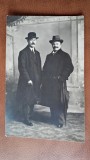 Fotografie tip Carte postala, doi barbati cu palarie, perioada interbelica