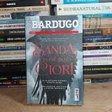 LEIGH BARDUGO - BANDA CELOR SASE CIORI ( PRIMUL VOLUM AL SERIEI ) , 2016 #