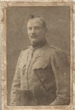P1989N Ofițer rom&acirc;n &icirc;n uniformă model 1912, cu toc din piele pentru pistol, respectiv pentru binoclu