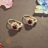 Cercei clasici placati cu aur , decor floare cu cristal zirconia rosu, SaraTremo