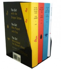 Stieg Larsson&amp;#039;s Millennium Trilogy Deluxe Boxed Set: The Girl with the Dragon Tattoo, the Girl Who Played with Fire, the Girl Who Kicked the Hornet&amp;#039;s foto