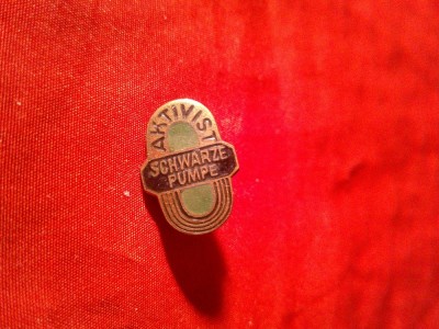Insigna Sport- Fotbal DDR Aktivist Schwarze Pumpe , metal si email , h= 1,9cm foto