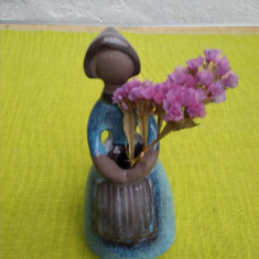 Figurina, doamna cu flori, ceramica Jie design Elsi Bourelius