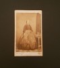 Fotografie carte de vizită veche Anglia. Portret Femeie . Studio Victorian, Alb-Negru, Europa, Portrete