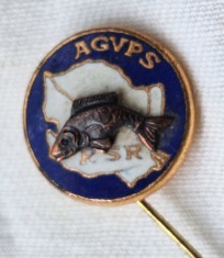 AGVPS - RSR, Insigna Vanatoare si Pescuit - harta Romaniei si peste Crap
