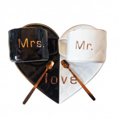 Set 2 cesti de cafea cu suport in forma de inima, Love, Mr, Mrs, Negru/Alb, 107MK