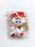 Martisor vechi romanesc, anii 80, catel alb din material textil, colectie, 4cm