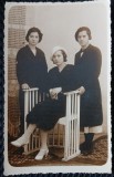 Fotografie tip Carte Postala, Trei prietene, perioada interbelica