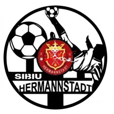 Ceas de perete decorativ realizat din disc de vinil, Model FC Hermannstadt, Fotbalist in Foarfeca si Mingi, Text Sibiu Hermannstadt, Negru, 30 cm
