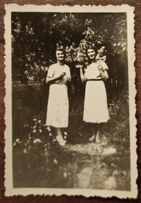 Domnisoare cu crengi cu flori, Romania interbelica// fotografie foto