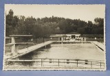 BAZIN CU TRAMBULINA LA STRAND , FOTOGRAFIE MONOCROMA, PERIOADA INTERBELICA