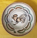 FARFURIE DECORATIVA DIN CERAMICA ROM&Acirc;NEASCĂ- COCOȘ- SECOL XX- DIAMETRU 25 CM