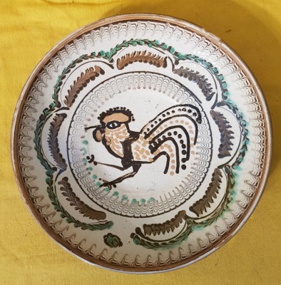 FARFURIE DECORATIVA DIN CERAMICA ROM&amp;Acirc;NEASCĂ- COCOȘ- SECOL XX- DIAMETRU 25 CM foto
