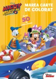 Mickey și piloții de curse. Marea carte de colorat. Peste 50 de autocolante, Litera