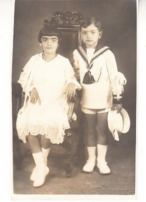 M1 G 10 - FOTO - Fotografie foarte veche - frate si sora la fotograf - anii 1930 foto