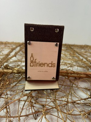Stand cod QR din fetru maro combinat cu lemn foto