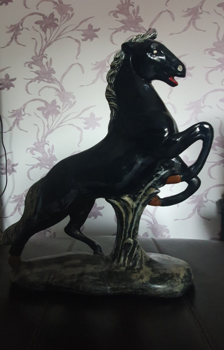 Bibelou cal negru din ceramica, inaltime 40 cm, lungime 30 cm