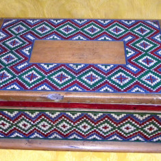 Caseta lemn vintage, ornamente stil neoromanesc brancovenesc 29 x 19 cm