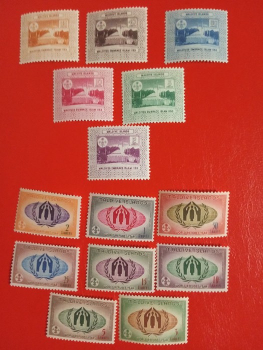 MALDIVE - 2 SERII COMPLETE CU URME SLABE DE ȘARNIERĂ