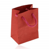 Punguță de h&acirc;rtie pentru cadou, suprafață mată de culoare roșie, model cu trandafiri