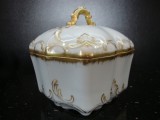 CASETA / BOMBONIERA / ZAHARNITA CU MODEL IN RELIEF DIN PORTELAN HAVILAND LIMOGES