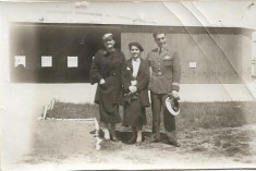 C276 Ofiter roman aviatie si femei hangar poza veche interbelica doamne foto