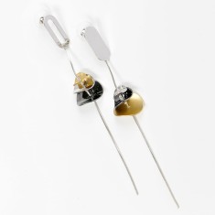 Cercei moderni asimetrici lungi cu detalii metalice bicolore