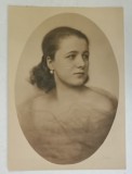 TANARA CU ROCHIE DE VOAL , PORTRET IN MEDALION , FOTOGRAFIE , PERIOADA INTERBELICA