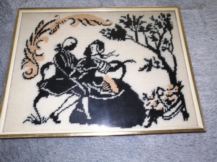 Tablou cusut brodat inramat goblen broderie manuala pereche siluete negre in haine de epoca Rococo Crinolina