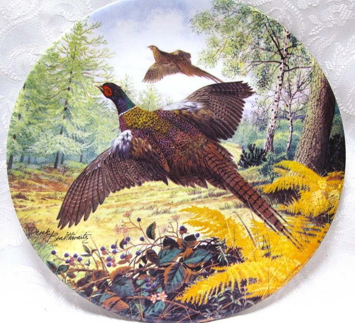FARFURIE DECORATIVA PORTELAN ENGLEZESC ROYAL GRAFTON FINE BONE CHINA BRADEX DECOR VANATOARE FAZANI IN ZBOR 21.5 CM