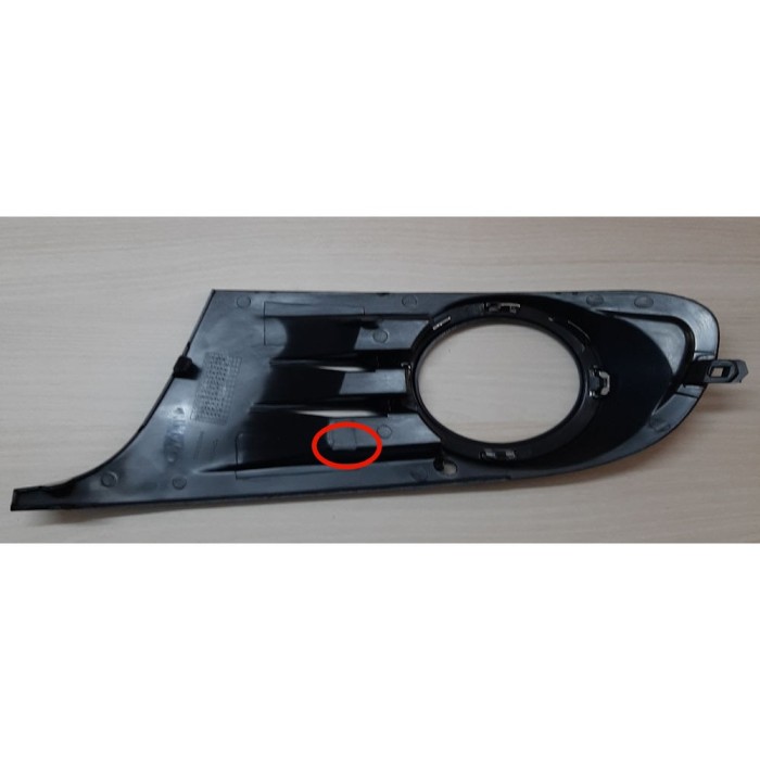 Grila bara fata Vw Golf 6 5K1 10.2008-2013, partea Dreapta capac 5K0853666 cu gaura pentru proiector , cu inel cromat CLEMA RUPTA