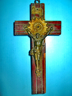 5204-Crucifix mic in metal pe lemn, perioada 1900. foto