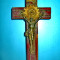 5204-Crucifix mic in metal pe lemn, perioada 1900.