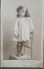Fotografie tip CDV, fetica cu fundita, inceput de secol XX