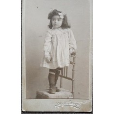 Fotografie tip CDV, fetica cu fundita, inceput de secol XX