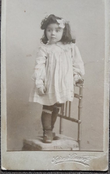 Fotografie tip CDV, fetica cu fundita, inceput de secol XX
