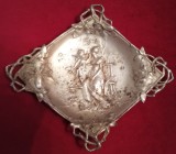 Tavă din fier cromat cu o scena &icirc;n mijloc din 1900
