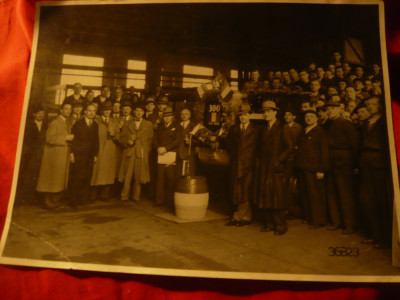 2 Fotografii 1939 Delegatie Romana la Uzinele Skoda Pilsen ,dim.=23,5x17,5cm foto