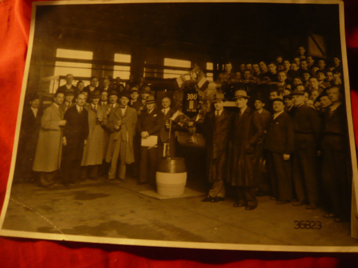 2 Fotografii 1939 Delegatie Romana la Uzinele Skoda Pilsen ,dim.=23,5x17,5cm