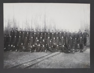 COMPANIA A 8 -A DIN REGIMENTUL 1 GENIU SUB COMANDA CAPITANULUI HENRI CIHOSCKI ( 1872 - 1950 INCHISOAREA SIGHET ) PE CAMPUL DE EXERCITIU &amp;#039; MIHAI BRAVU foto