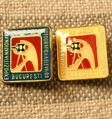 Lot doua insigne Expozitia Nationala de Arta Fotografica a Elevilor Bucuresti