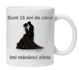Cana alba personalizata &quot;sunt 15 ani de cand imi mananci zilele&quot;, INOVATIX&reg;. 330ml