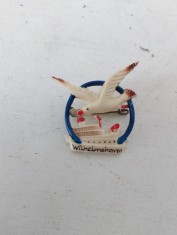 Insigna vintage - Wilhelmshaven, Germania - cu pescarus si vapor, plastic, ac metalic, colectie, 4cm