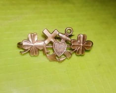 E89-Insigna veche Cruce-inima-trifoi bronz aurit interbelica. Marimi: 3.7/ 1.7cm